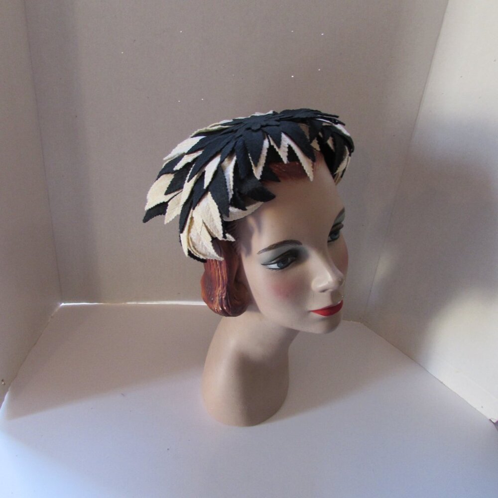 Mid Century Vintage Half Hat Overlapping Navy & Cream Leaves - Picture 4 of 12